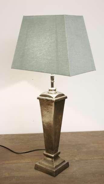 Pia bordlampe i råalu Bildet over med rekt