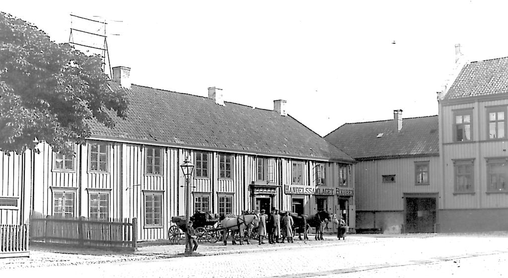 Bikuben med hestedrosjer foran. På veggen: Handelssamlaget Bikuben. Kopi fra Universitetsbibl. i Trondheim Torvet under kroningsfesten i 1906.