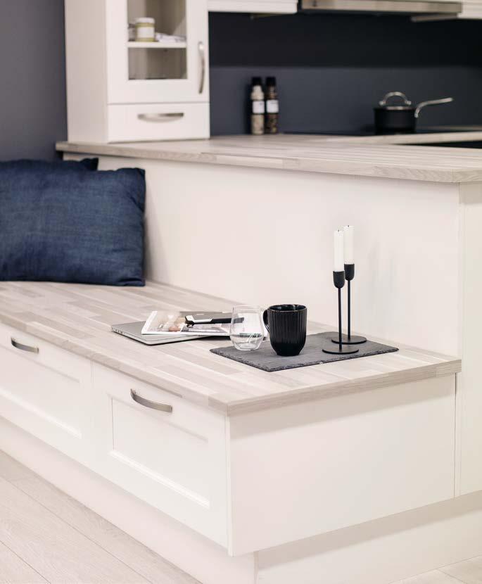 Her vises kjøkkenet med benkeplate i grå eik og matchende håndtak.