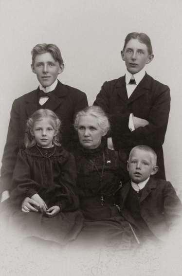 HVEM VAR DE? ØYER KOMMUNE - 1901 Petronelle Blom Mortensen, f. Flood var prestefrue i Øyer. Hun var født i 1855 i Heddal, utdannet seg til lærerinne og døde i Oslo i 1931.