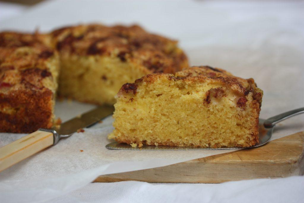 Rabarbrakake med vaniljekrem Har du rabarbra? Kjenner du noen som har rabarbra? Eller vet du om et sted du kan rappe rabarbra? Da må du bake denne myke, saftige og super vaniljete rabarbrakaken!