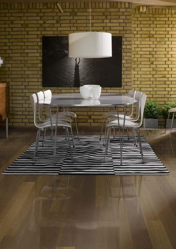 Black Silver og Black Copper er uten tvil de mest oppsiktsvekkende gulvene i kolleksjonen. Hvert bord, svartpigmentert askeplank har metallpigment i porene for en dristig effekt.