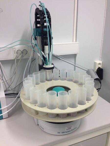 Figur 132: Prøver fordelt i prøveglass i SINTEFs laboratorium Prøvene er i forkant av analysen tørket i tørkeskap ved 105 C i 2 timer. 5 gram prøvemateriale benyttes til denne metoden.