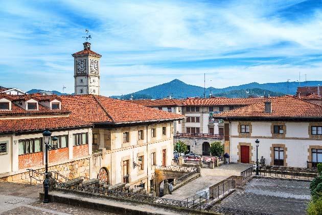 Vi gjør et kort stopp i byen før vi drar videre til baskernes hellige by Gernika, en symbolsk viktig by for den baskiske kulturen.