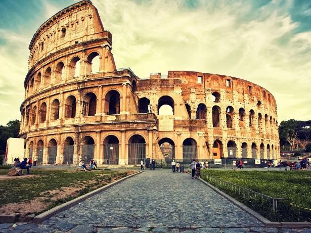 Dag 2 Byvandring i det historiske Roma (F) Etter frokost viser vår guide oss til fots de mest kjente plasser og torg i