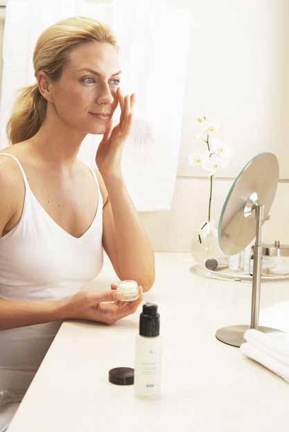 KVELDSPROGRAM TRINN 1: RENSE & TONE Bruk en SkinCeuticals rens og toner som anbefalt av din hudpleieekspert eller etter veiledningen på produktet.