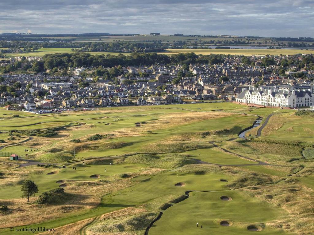 Byen Carnoustie Carnoustie er en liten by i Angus, Skottland. Den er særlig kjent for Carnoustie Golf Club. Man spilte angivelig golf der allerede i 1527, mens den tidligste referansen til golf i St.