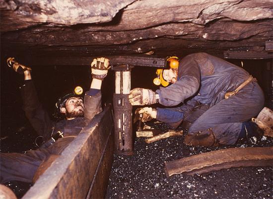 12:00 Bli med på en vandring i Longyearbyens rike gruvehistorie, mens du tar og føler på hverdagen til "en gruvebus" i Gruve 3. Vi gir dere den kullsvarte historien om gruvedrift på Svalbard.