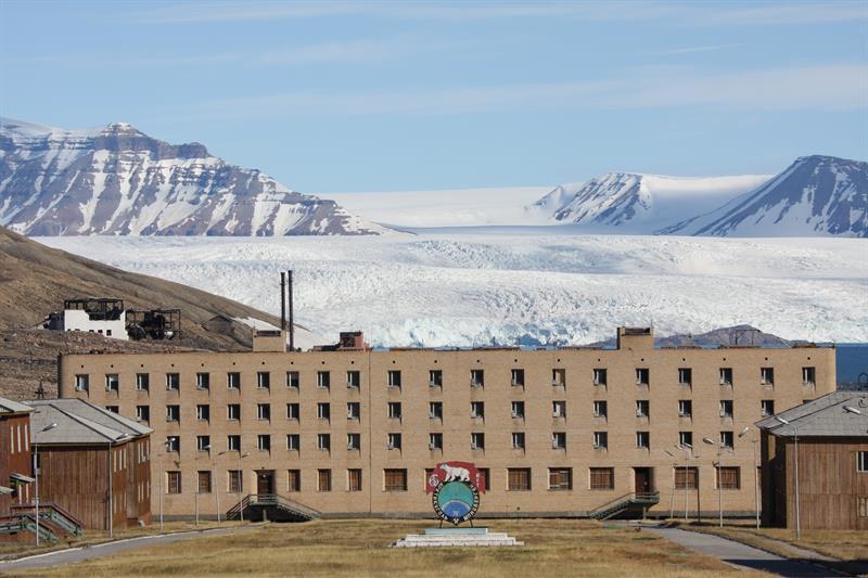 Vi inntar en velsmakende lunsj foran den ruvende isveggen, gjerne grillet om bord, før vi setter kursen for den russiske byen Barentsburg.