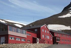 8 VI BOR PÅ FØLGENDE HOTELL SPITSBERGEN HOTEL (nye FUNKEN LODGE) **** Longyearbyen, 9171 Longyearbyen Det historiske Spitsbergen Hotel gjennomgår omfattende
