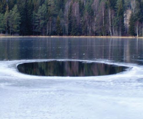 Selv om en stor del av innsjøen blir islagt i første omgang, vil ofte bølger, forårsaket av vind, bryte opp isen omkring gjenstående åpne områder og føre varmere vann fra dypere lag opp mot