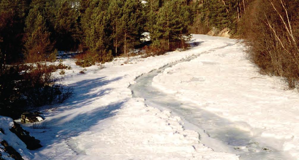 Man kan også svekke isen i elva på langs slik at det lages en råk. Dette kan gjøre at isløsningen skjer raskere. Det vil også redusere faren for ispropper.