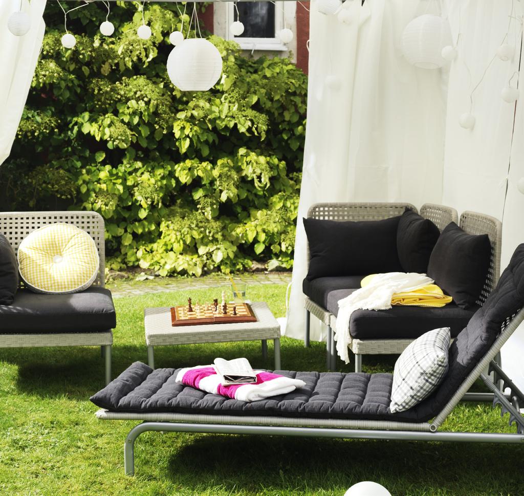 Den regulerbare solsengen, stolen med armlener og bordet på 160 85 cm gjør serien komplett. Alle møblene i ENHOLMEN-serien er vedlikeholdsfrie og enkle å rengjøre.