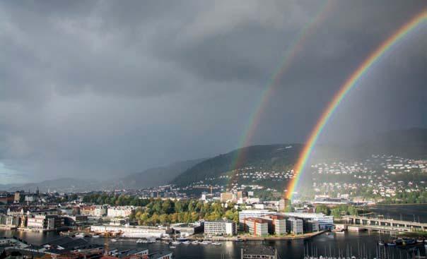 Bergen under regnbuen, foto: Ellen Viste. Lavtrykkene og vinden kommer ofte fra vest eller sørvest og på stor skala gjør fjellkjeden i Sør-Norge at det blir våtere på Vestlandet enn på Østlandet.