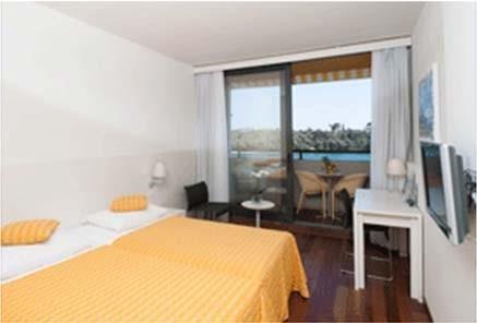Hotellet ligger 50 m fra stranden og har 326 nyrenoverte, pene og moderne rom med aircondition, minibar, safe, telefon og TV. Badekar/dusj og WC. Balkong. Sjøutsikt.
