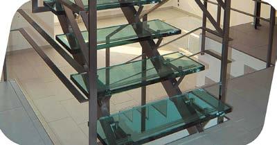 Innvendige glassvegger Glass interiørt fra gulv til tak kan betraktes på samme måte som baldakiner og dimensjoneres ut fra fastsatte linjelaster og punktlaster. Valget av glassdimensjon avgjøres bl.a. av monteringsmåten, dvs.
