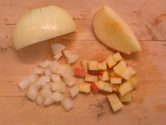 Smaker du forskjell på eple og løk? Søte epler, salt potetgull, sure sitroner ved hjelp av smakssansen og luktesansen kan vi skille mellom ulike smaker.
