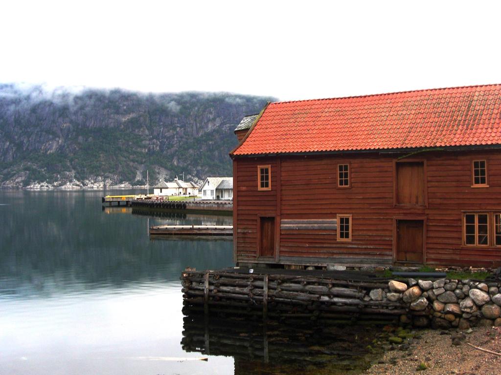 Eidfjord: sjøbod, men