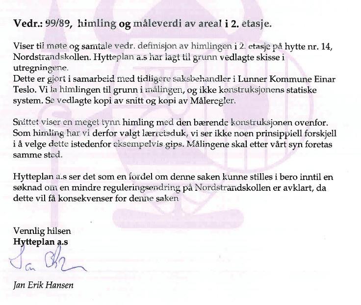 Som det fremgår av dette brevet har Hytteplan AS valgt en løsning med å spenne opp en seilduk i himlingen på de områdene hvor de har kommet for høyt i stedet for å fore ned himlingen på vanlig måte