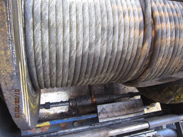 Tørr wire skaper rask slitasje av ståltau og skiver. Bildet under viser tørr ståltau på arbeidsvinsjen 10-MB010.
