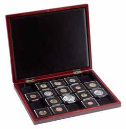 74 Tilbehør for QUADRUM PRESIDIO myntkassett laget av elegant sort kunstlær (polstret) For 20 QUADRUM myntkapsler Hvert myntbrett er overtrukket med sort fløyel og har 20 kvadratiske rom.