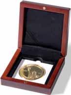 300 mynterholdere (50 x 50 mm) eller til 100 QUADRUM myntkapsler. Passer til mynter og medaljer laget av kobber, gull, sølv, messing etc. Ytre mål: 370 x 64 x 125 mm. Artnr.