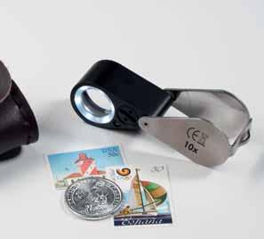 Til studier av for eksempel frimerker og sedler kan en bruke den integrerte langbølgete UV-lampe (består av 7 UV- LEDs). Glasslinse (Ø 17 mm).