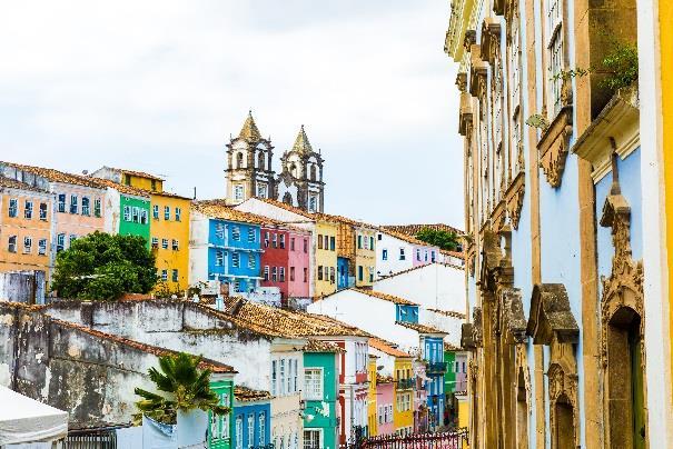 UNESCO har utnevnt den historiske bydelen Pelourinho som bevaringsverdig, og her får vi blant annet oppleve de gamle pastellfargede husene fra kolonitiden.