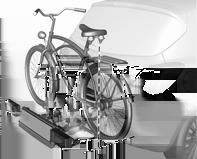 Plasser hjulutsparingene slik at sykkelen står omtrent vannrett. I denne posisjonen skal avstanden mellom pedalene og bakluken være minst 5 cm. Begge sykkeldekkene må befinne seg i hjulfordypningene.