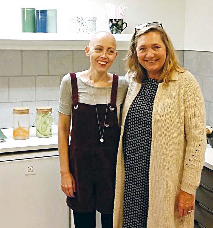 GLAD SAK Sykehuset fikk nytt venterom for kreftpasientene Cecilie Bråthen i Lungekreftforeningen og Jeanette Hoel i Gynkreftforeningen syntes venterommet på Onkologisk avdeling i Drammen var for