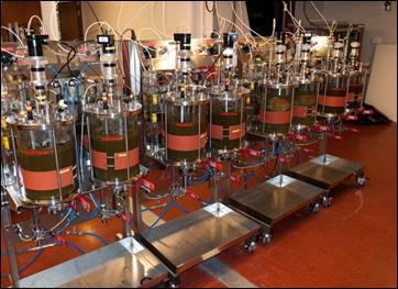 Biogassproduksjon i reaktorforsøk (CSTR) I helomblandede reaktorer tilsettes substrat daglig, og overskudd fjernes daglig (semikontinuerlig).