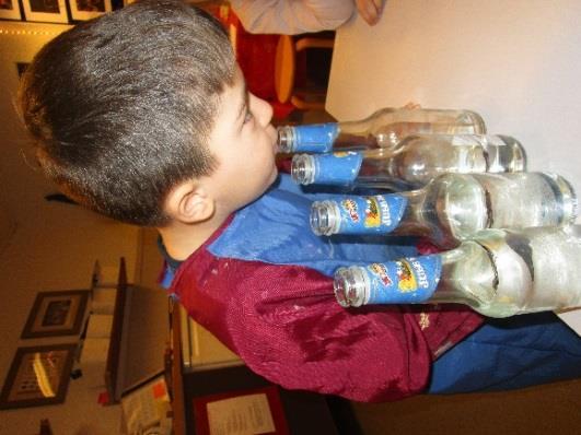 Lyd eksperiment Vi har fylt vann i fire forskjellige glassflasker. Hva skjer når vi blåser rett over tuten?