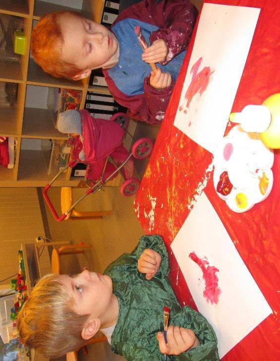 I malingsprosseseen har barna begynt å bli opptatt av forskjellige fargekombinasjoner og blanding av farger.