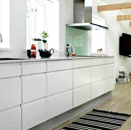 MODERE LØSIGER I boligene er det valgt et hvitt og tidløst kjøkken fra JKE Design.