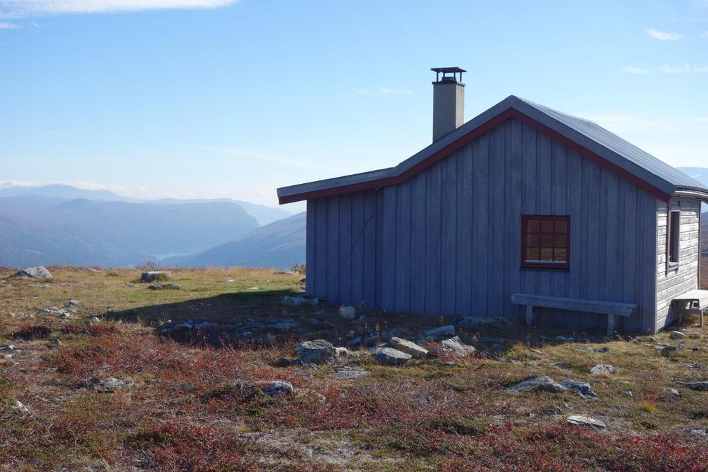 Glitterbue mot aust hausten 2016. Billingsdalen med Pollvatnet og Øyberget i bakgrunnen.