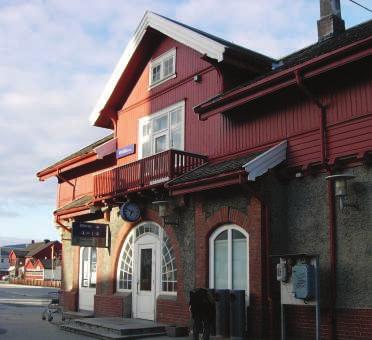 At togstasjonen ligger sentralt plassert i sentrum og ikke i utkanten gir god orientering for besøkende.