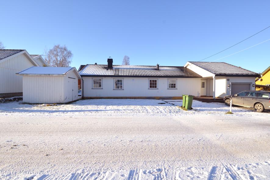 RÅHOLT / EIDSVOLL Innholdsrik enebolig på ett plan - 4 soverom 2 solrike terrasser - varmepumpe - garasje - carport Anton Nilsens veg 10, 2070 RÅHOLT Prisantydning: kr 3.100.000.- + omk. GI BUD!