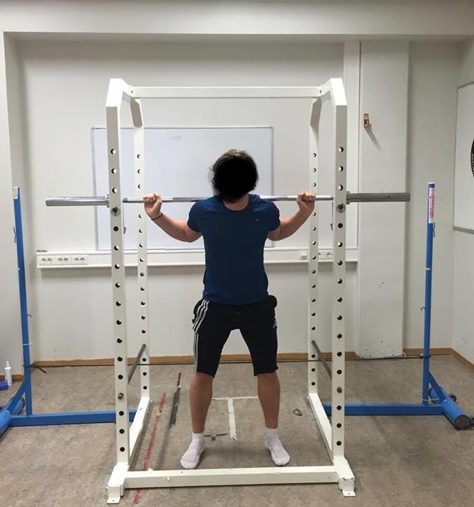 3.3.2 Testprosedyre knebøy Samme vektstang(16,5 Kg)(2,8 cm diameter, lengde 1.92m) og squat rack (Gym 2000, Modum, Norge) ble brukt ved alle testene(figur3).