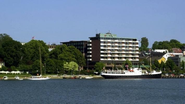 Quality Hotel Klubben Quality Hotel Klubben er et familie- og konferansehotell med full service som ligger i vakre omgivelser på Tønsberg Brygge, med et mangfold av restauranter, barer og butikker