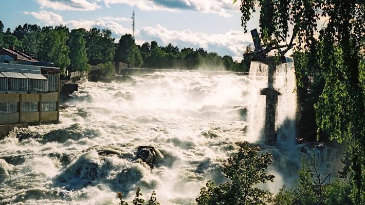 Hønefossen er et naturlig midtpunkt i Hønefoss (Foto: Jensens) Restaurantbåten «MS Dronning Tyra» (57.3 km) Fra 1. Mai til.