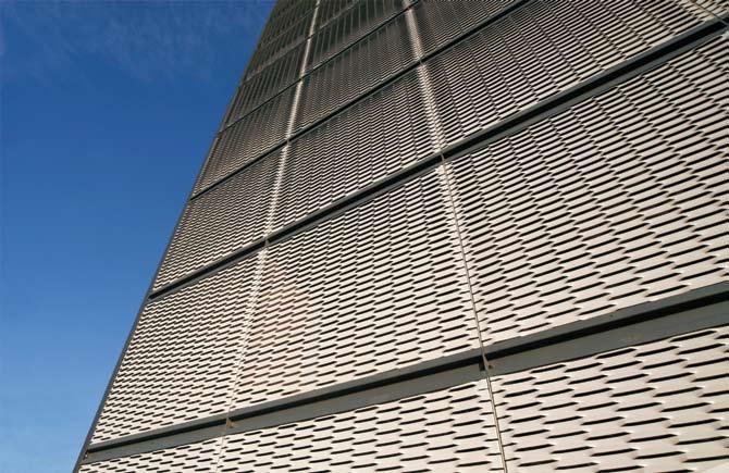 Strekkmetall som fasadekledning Produktbeskrivelsene som viser strekkmetall i fasade kan leveres i ulike stålkvaliteter og aluminium.