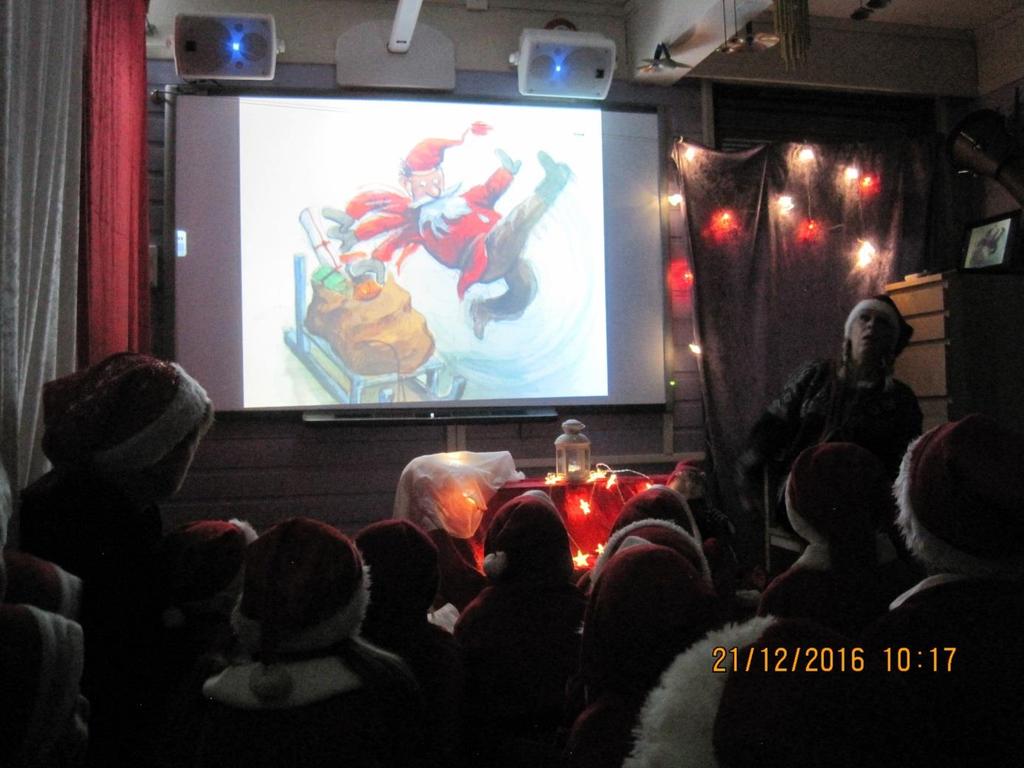 Den 15 desember: Teater med musevisa, Kreative voksne i barnehagen inviterte alle barna på teater inne på jordbær.