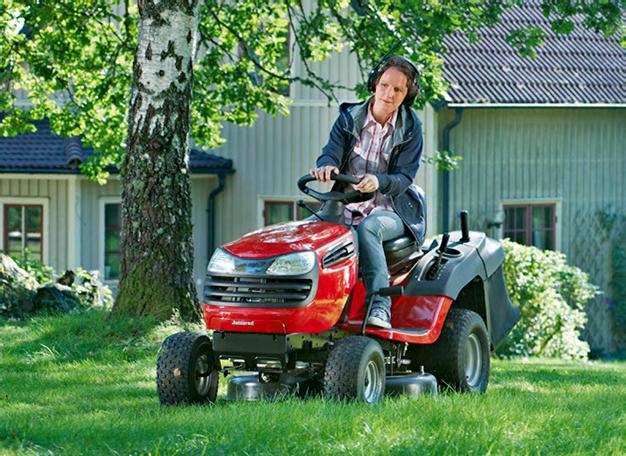 EFFEKTIVE HAGETRAKTORER Med en velutstyrt Jonsered -traktor er hagearbeidet en fryd året rundt.