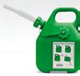 KOMBIPAKKE Kombipakken inneholder: Holder til 5 liters miljøtilpasset bensin, adapter, bensintut, oljetut, lokk og oljekanne. 504 98 17-17 4.
