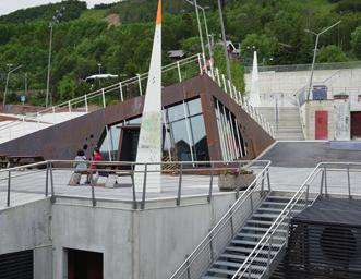 Blant annet er det laget en gågate og et amfi midt i sentrum som kan fungere som møteplass, myldreområde, arrangementsarena, start og mål for arrangement med mer.