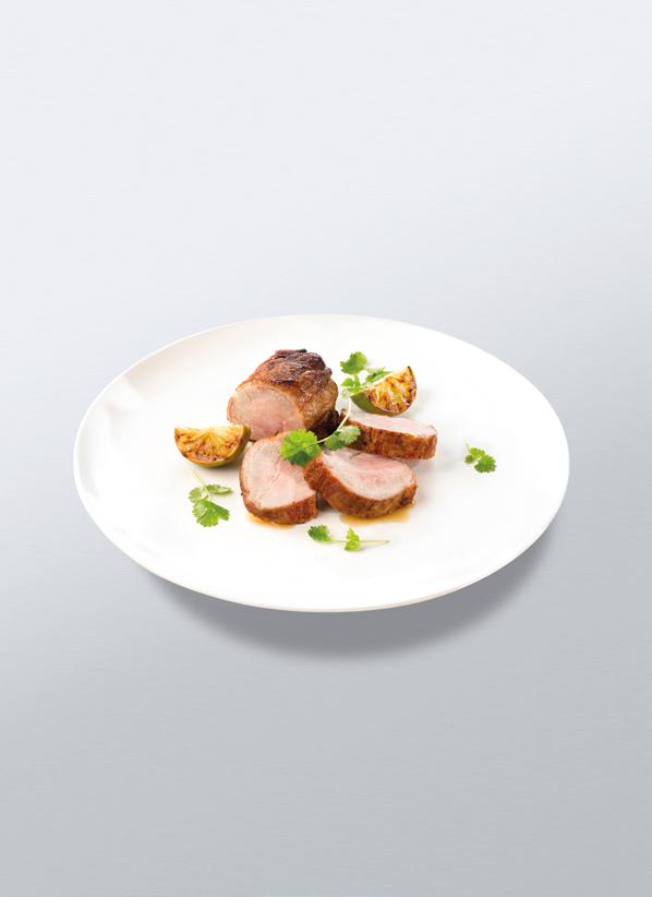 Svinekjøtt SVIN FILETKAM Ferdig kokt og røkt filetkam kan brukes til middag, varm eller kald. Serveres sammen med for eksempel rødkål, surkål og brun saus.