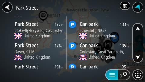 Adresse- og bytreff vises i venstre kolonne, og forslag til POI-er, POI-typer og steder vises i høyre kolonne. Nylige reisemål og lagrede steder vises også i søkeresultatene.