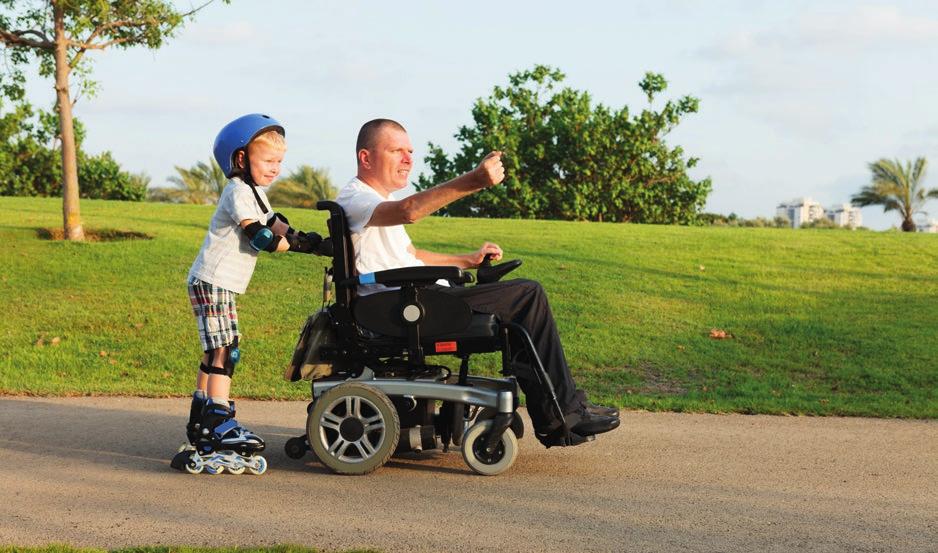 Å ta i bruk hjelpemidler, som rullestol, kan være en tøff prosess både for personen med MS og den pårørende. Men å bruke rullestolen innimellom kan bidra til at man har energi til å være mer aktiv.