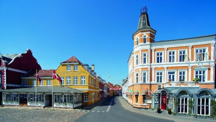 Hotel Ærø Det vakre og gamle hotellet står der det alltid har stått siden 1800-tallet midt i Svendborgs havnemiljø og midt i det sjarmerende latinerkvarteret.