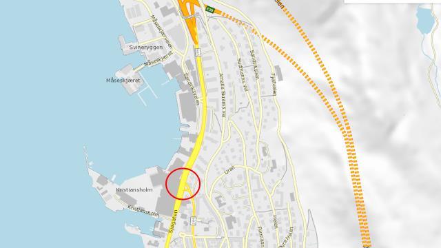 2 BAKGRUNN Trafikkanalysen omfatter kryssområdet Sandviksven/Sjøgaten på fv. 585 i Sandviken. Figur 1. Kryssområde som inngår i trafikkanalysen.